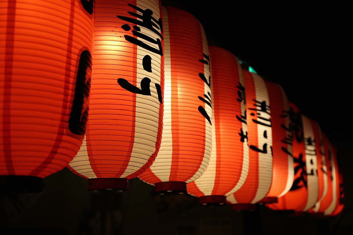 lamp selective focus photography of lit paper lanterns paper