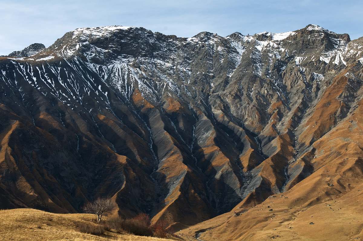 nature gray mountain cover by snow during daytime mountain range