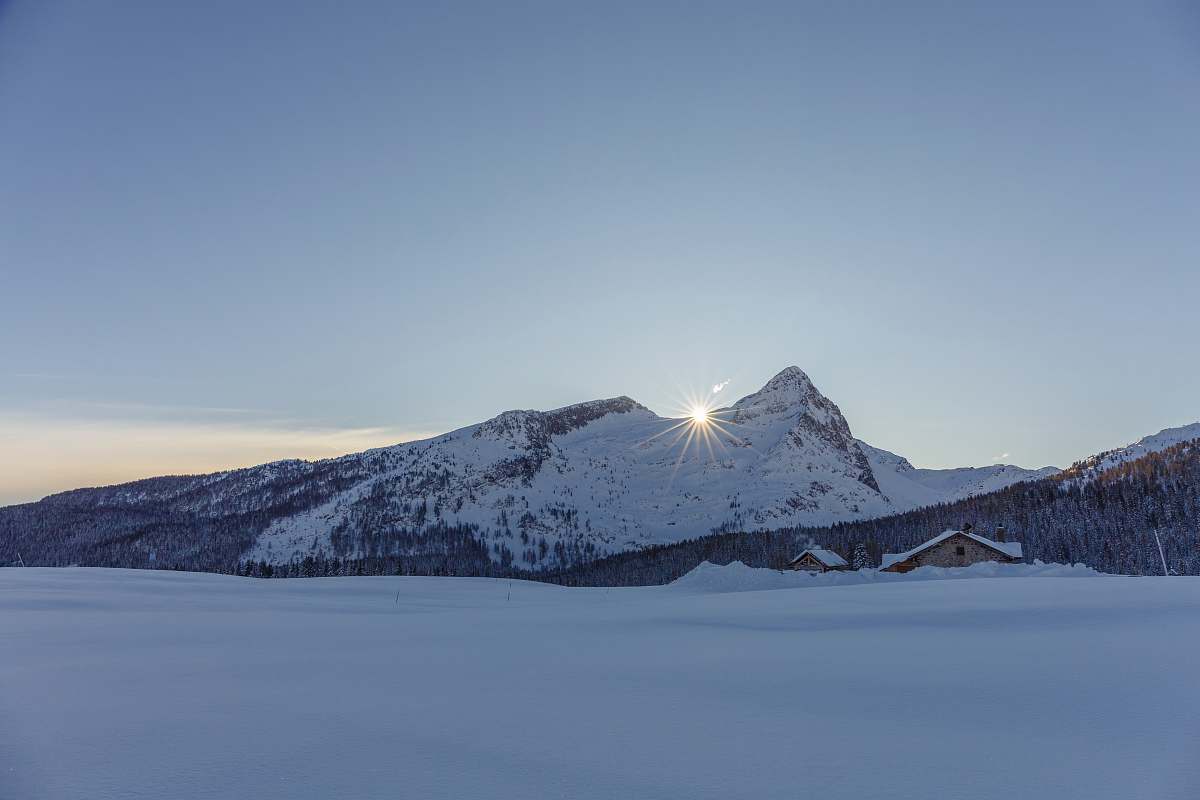 snow mountain coated in white snow peak
