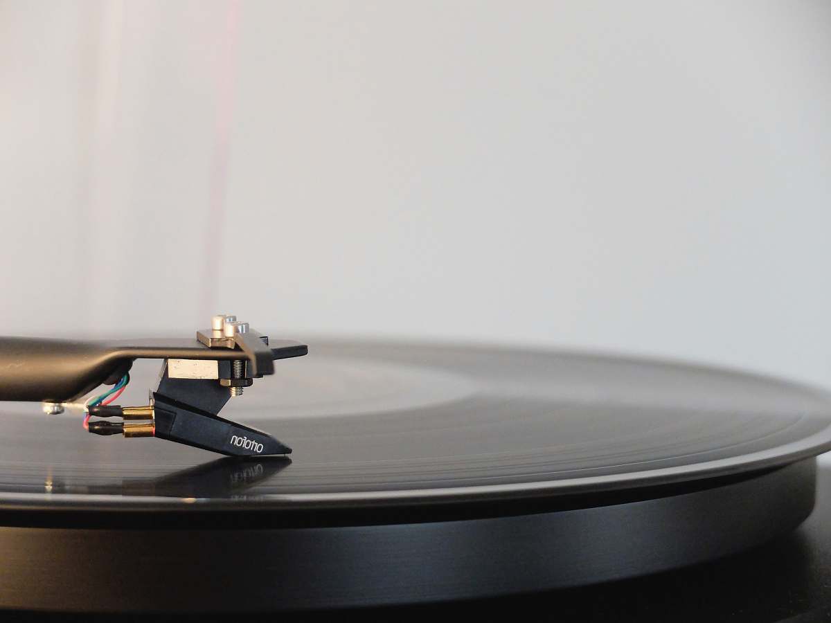 record round black vinyl disc on vinyl player vinyl
