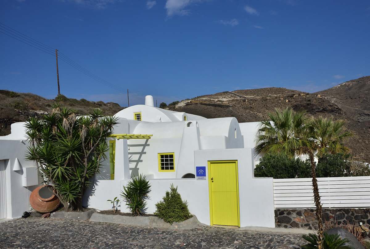 building white painted concrete house countryside