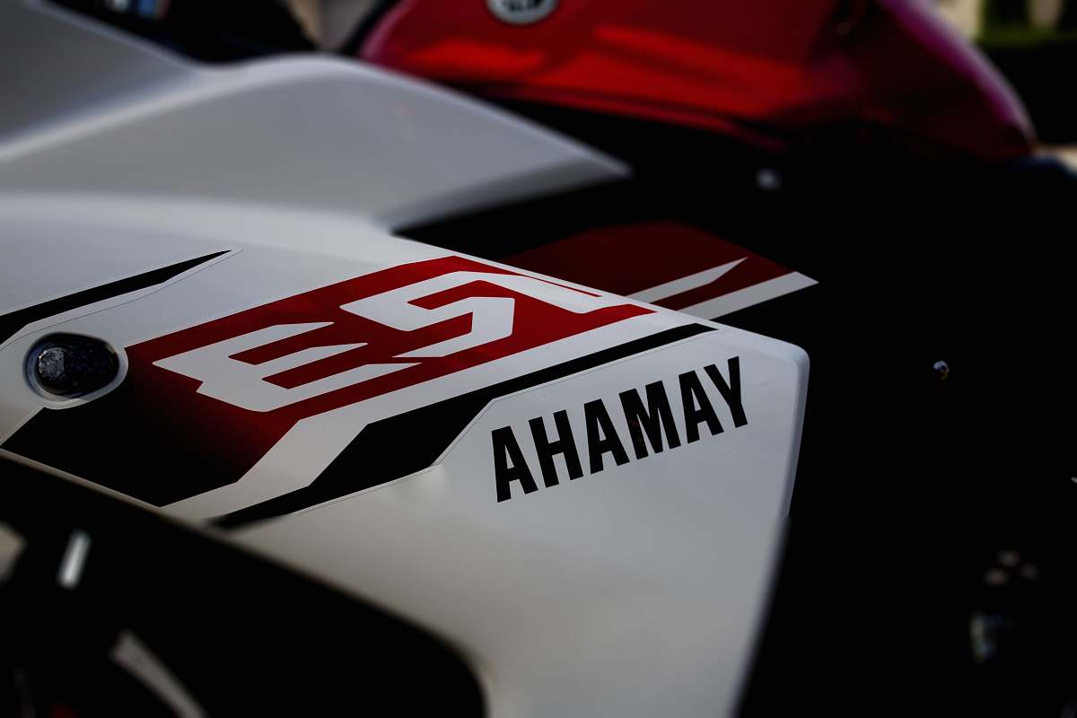 logo white Yamaha R3 motorcycle motorbike