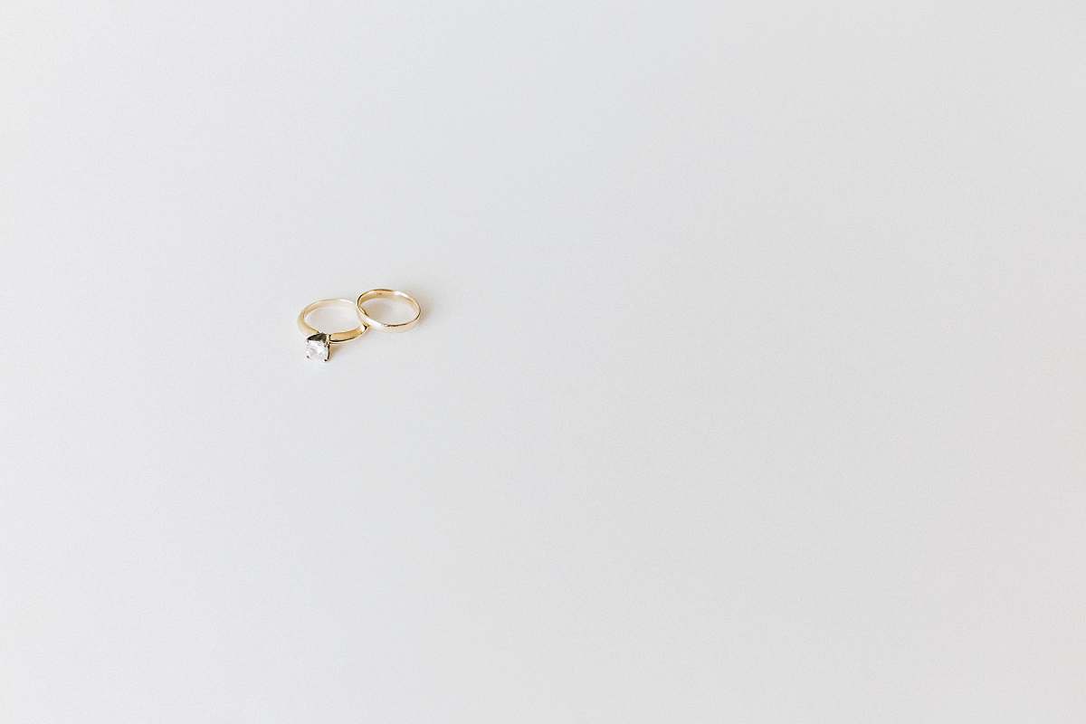 grey gold-colored rings ring