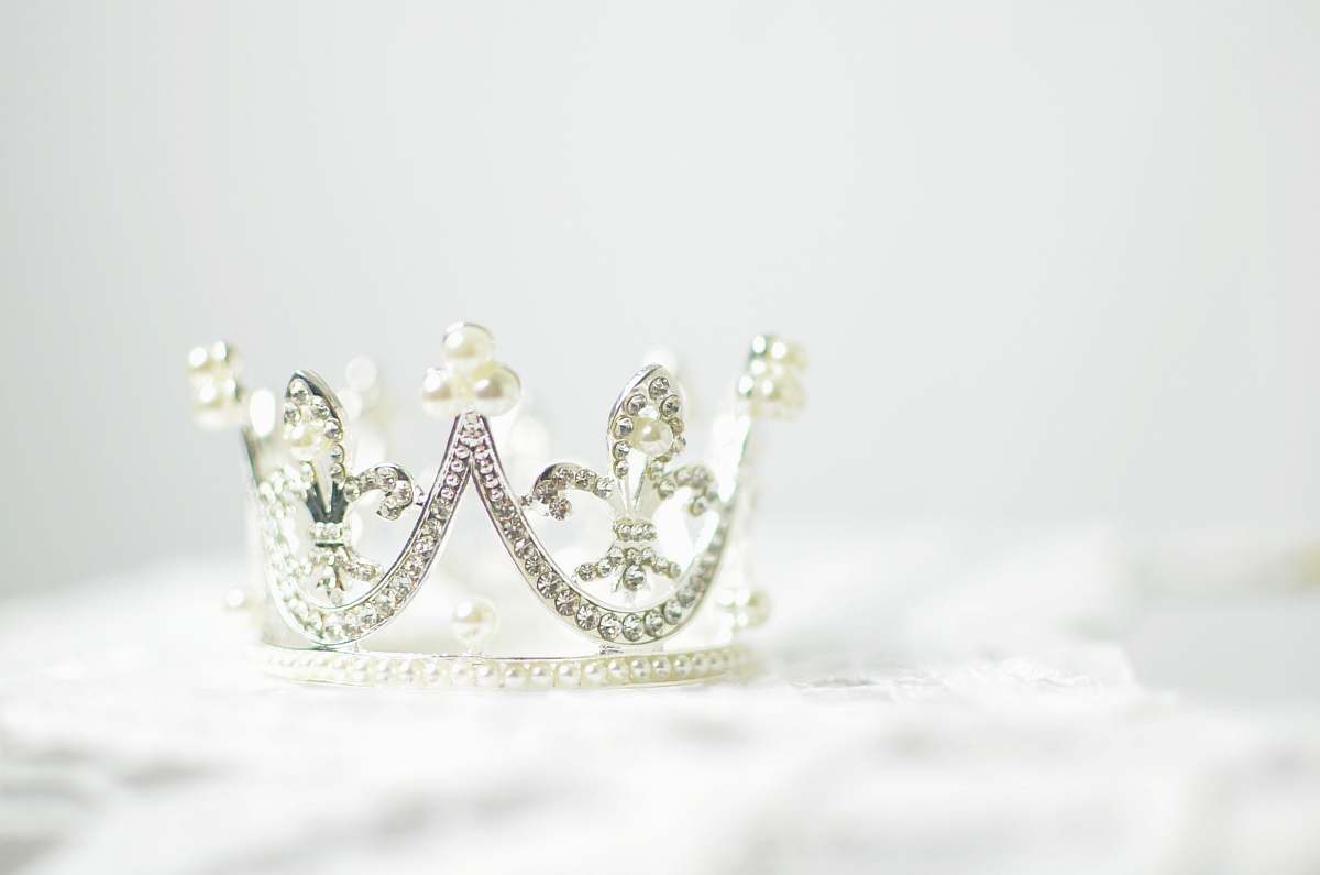 jewelry shallow photography of silver-colored crown crown
