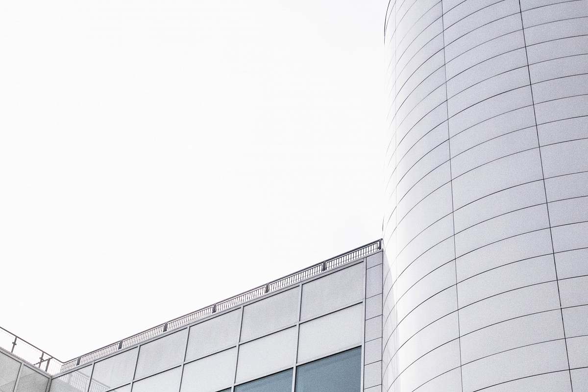building white high-rise building during daytime architecture