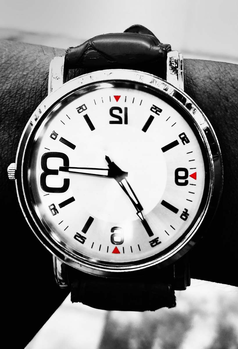 kolkata black and white analog watch with black straps india