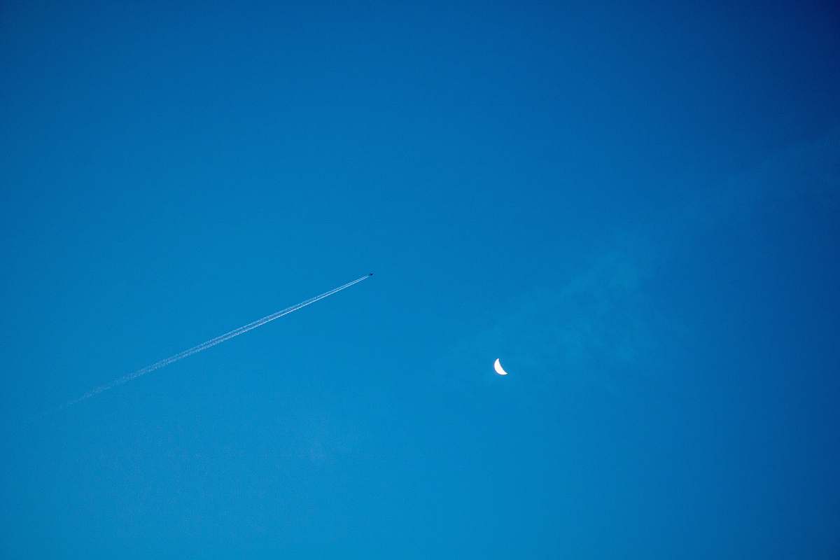  aircraft making contrail 