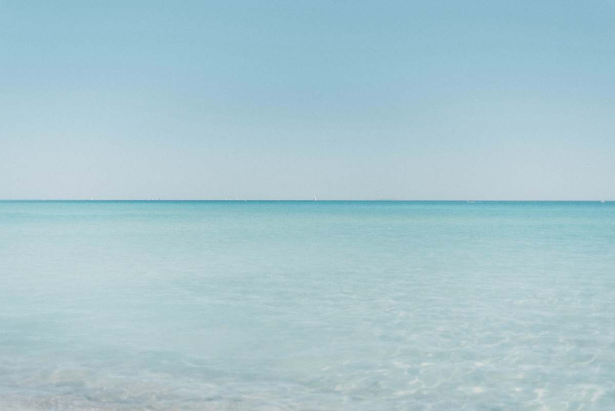 outdoors calm sea water during daytimee horizon