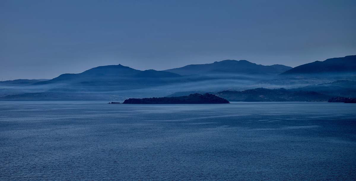 water landscaped photo of a mountain sea