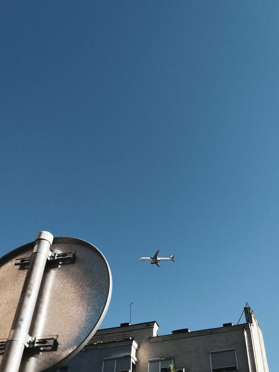 aircraft photography of airplane in flight during daytime airplane