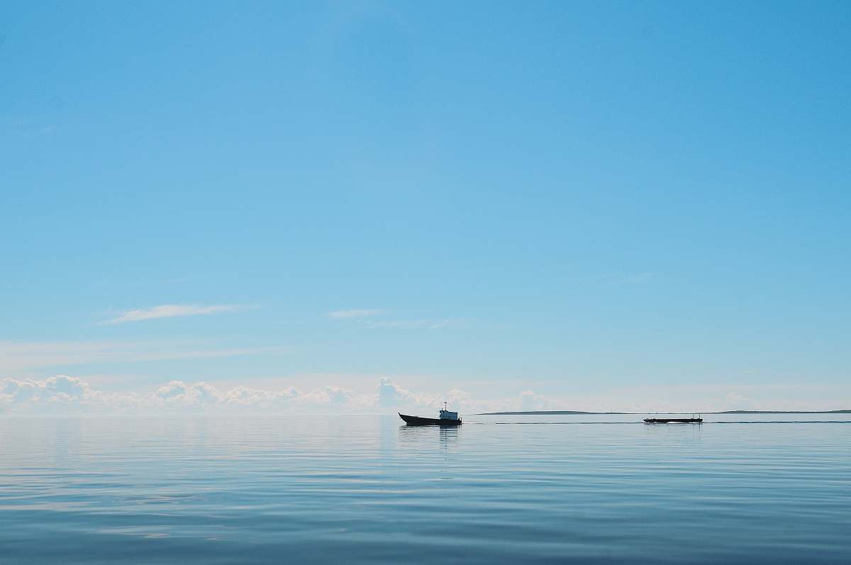 horizon silhouette of boat on the ocean sky