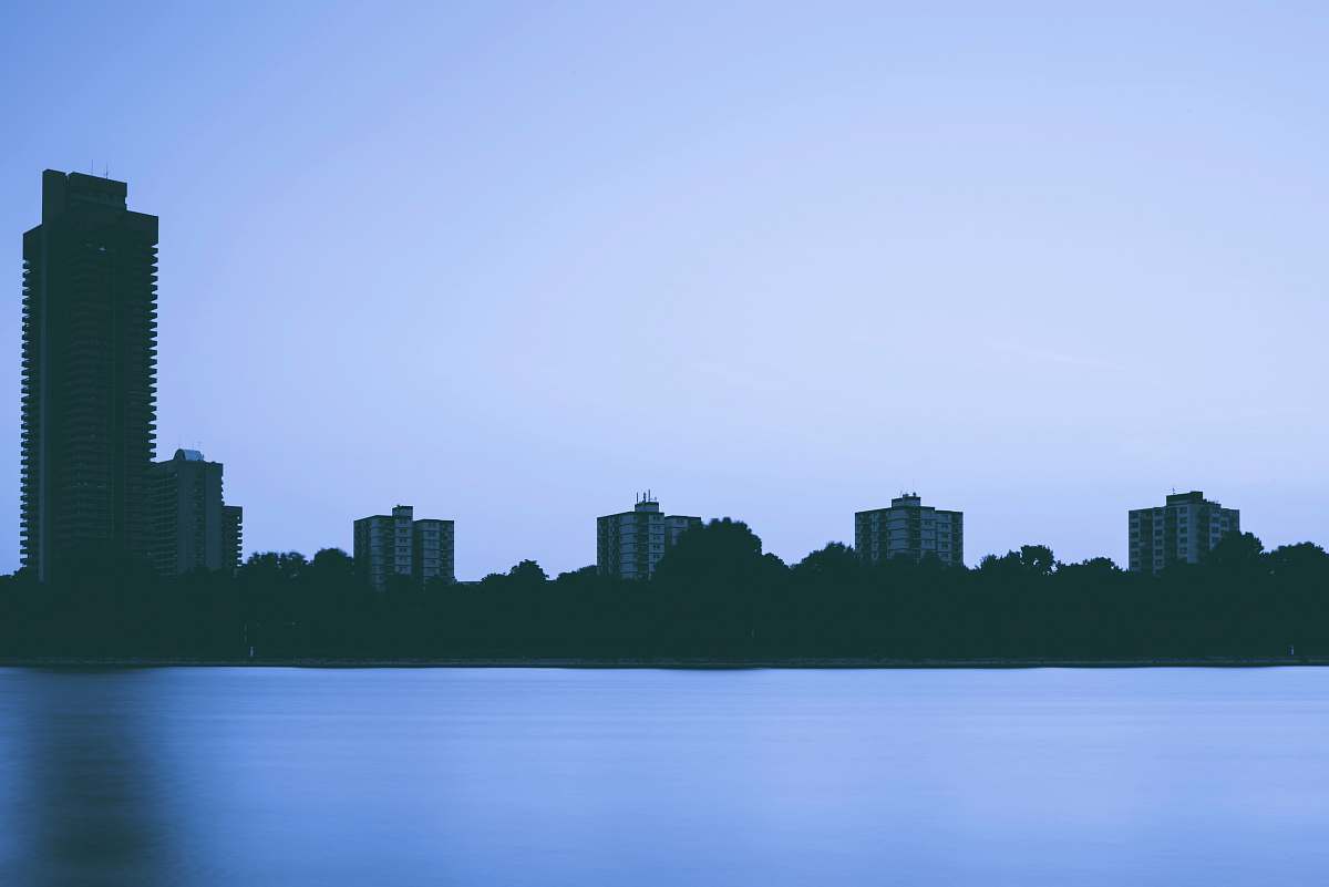 building silhouette of city during daytime city