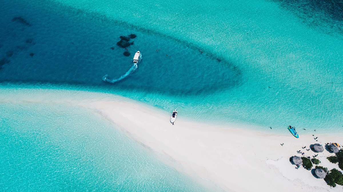 island three motorized boats on sea aerial photography ocean