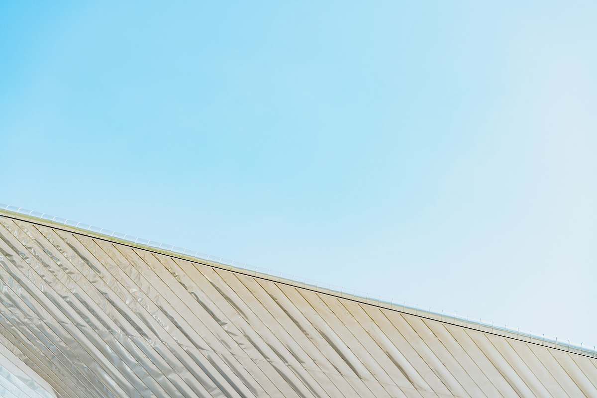 building white roof under clear blue sky outdoors