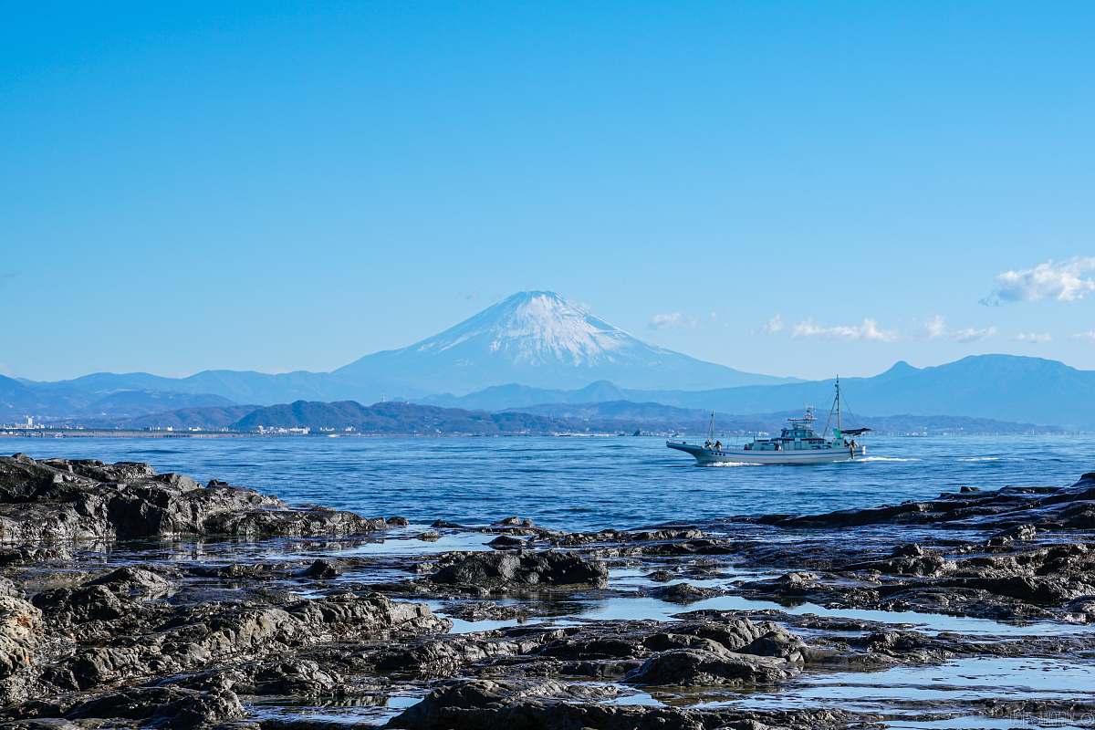 nature boat sailing\ mountain