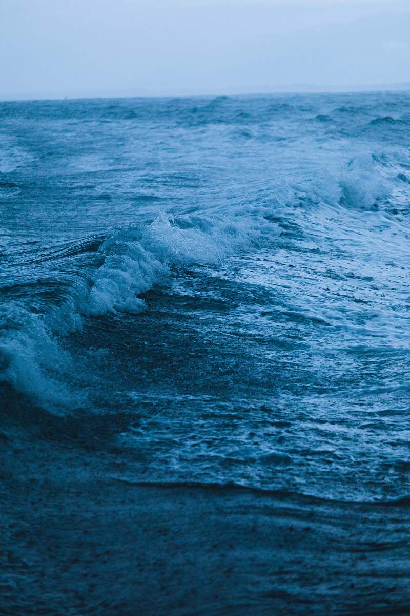 ocean low-angle photography of crashing waves during raining sea