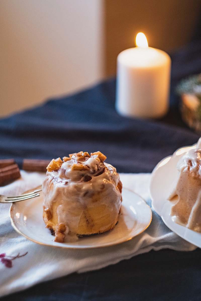 cream cinnamon roll candle