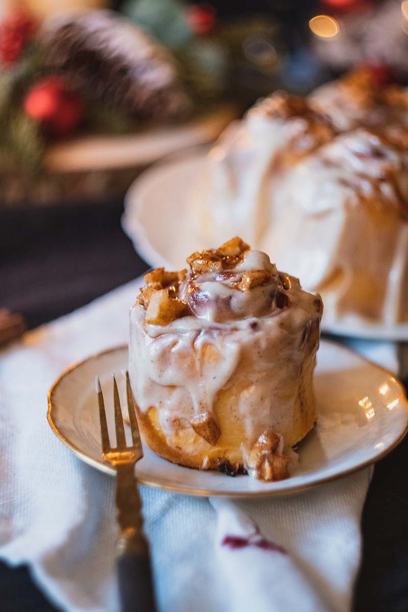 dessert plate of cinnamon roll cream