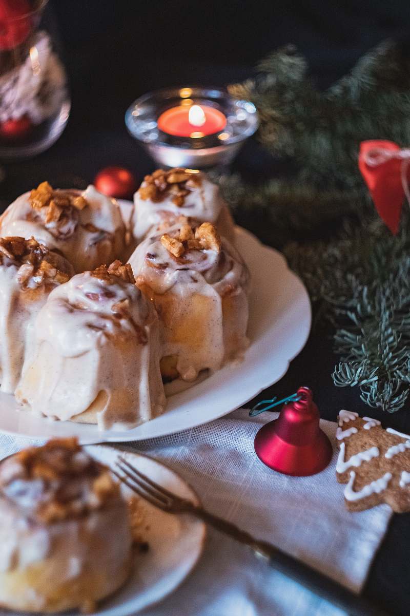 candle plate of cinnamon rolls beside a lighted tealight dessert