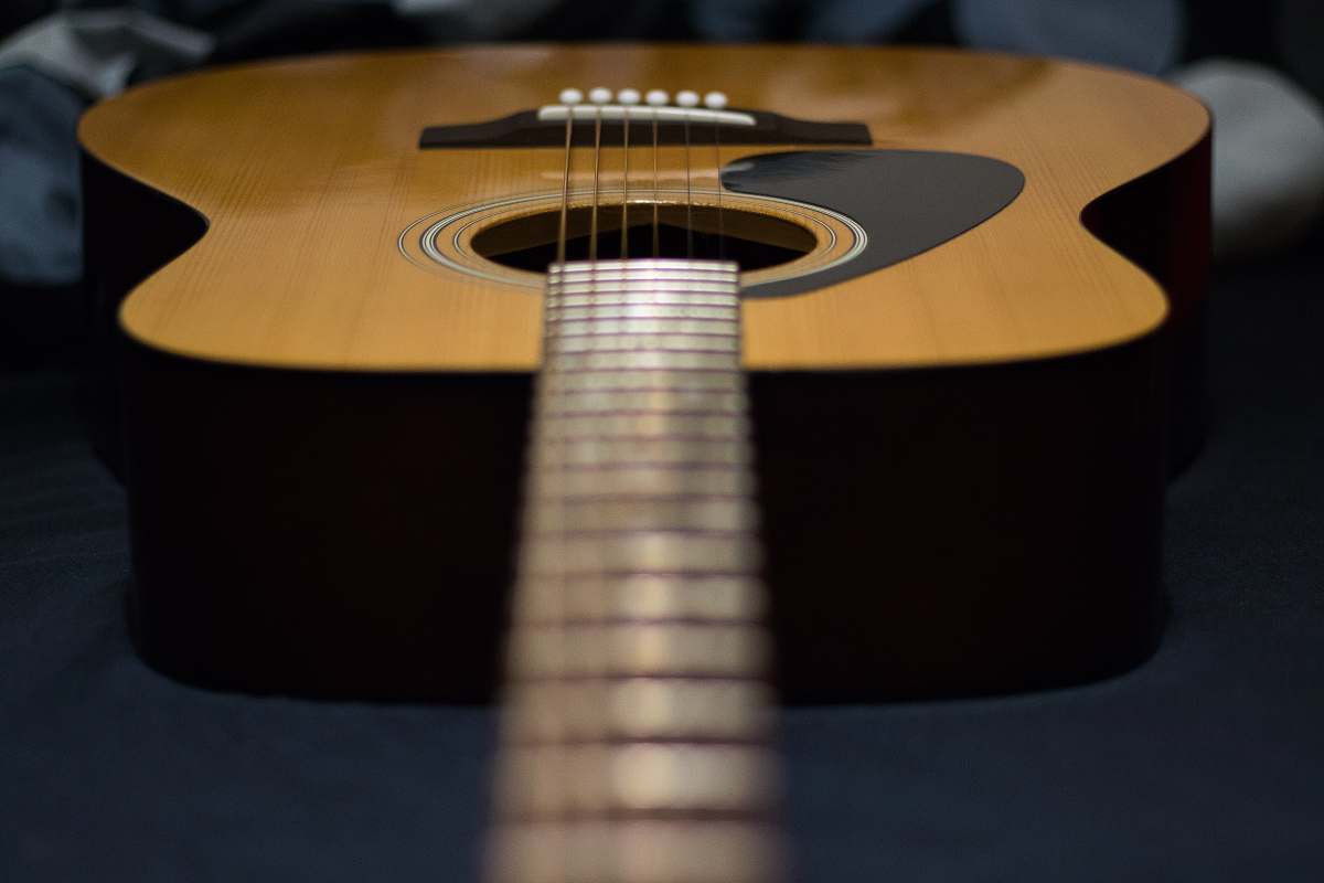 guitar tilt-shift photography of brown acoustic guitar electric guitar