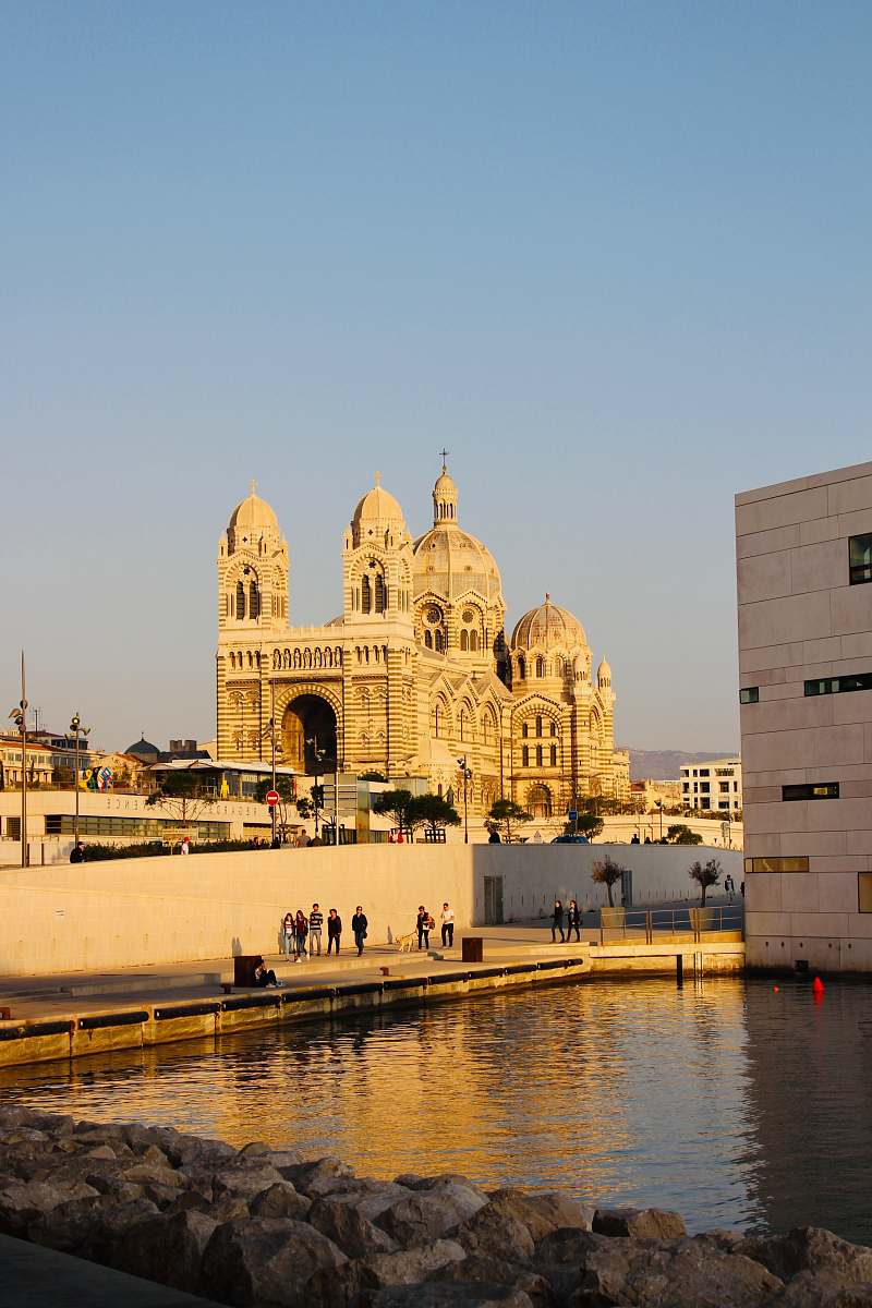 human brown dome building during daytime building