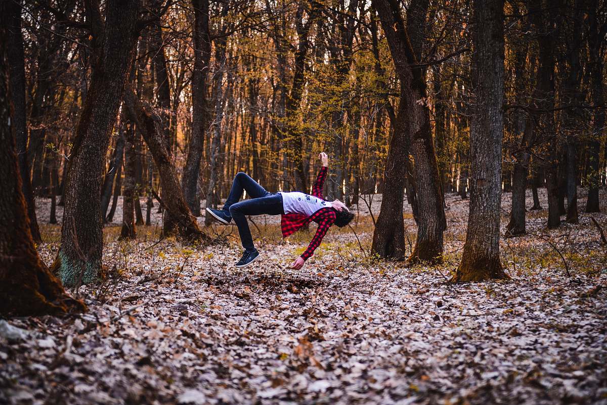 Experience the beauty of nature and physical strength in this captivating image of a woman executing a perfect handstand in a lush forest. Surrounded by towering trees and dappled sunlight, this scene captures the harmony between human movement and the tranquility of the wilderness. Ideal for wellness blogs, fitness websites, and nature-inspired content, this image embodies the spirit of adventure and healthy living.