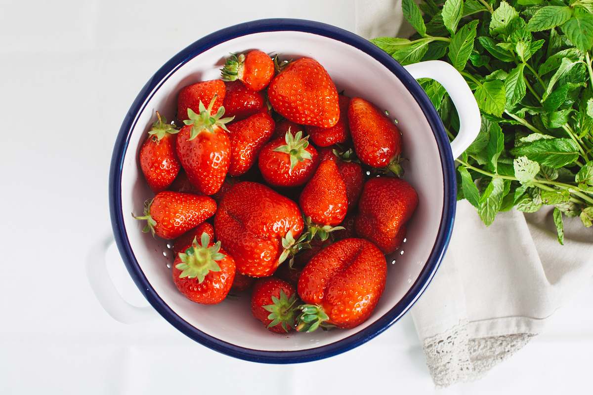 fruit strawberries in ceramic bowl food