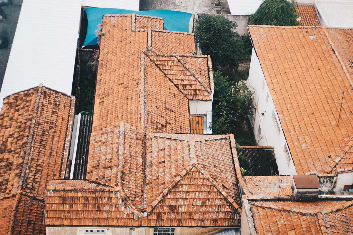 The browns the roof. Дом стены крыша. Дом состоящий из крыши. Стена на крыше. Кирпичный человек.