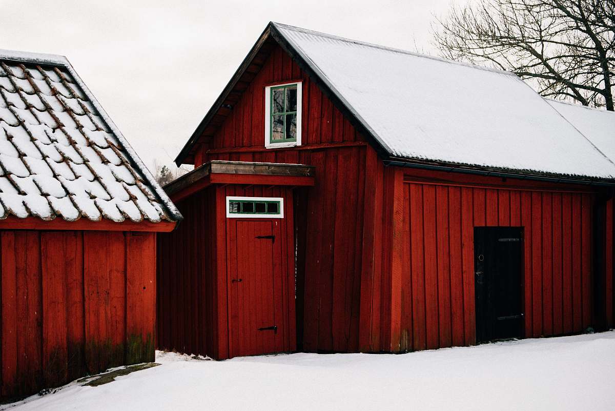 house closeup photography of brown wooden house countryside