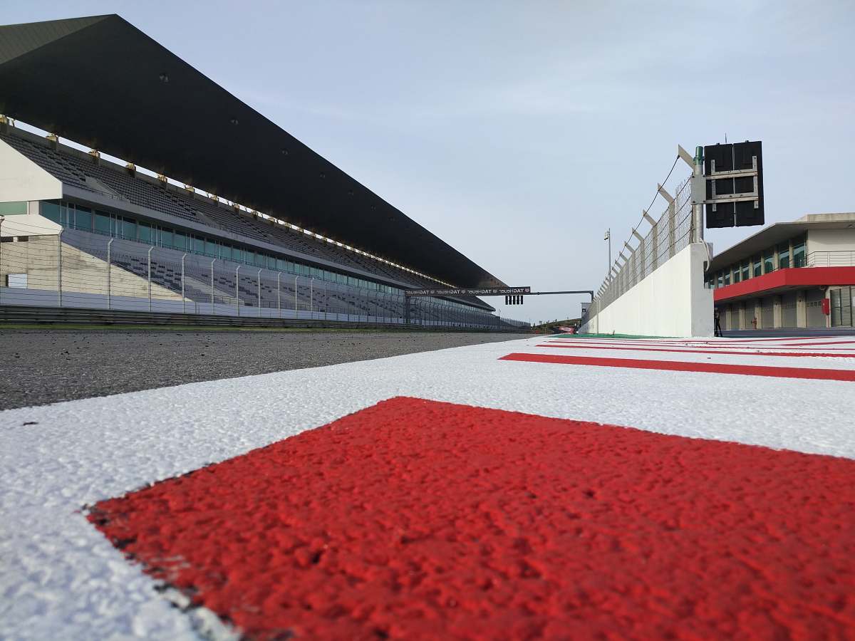 race red and white race way near concrete building race track