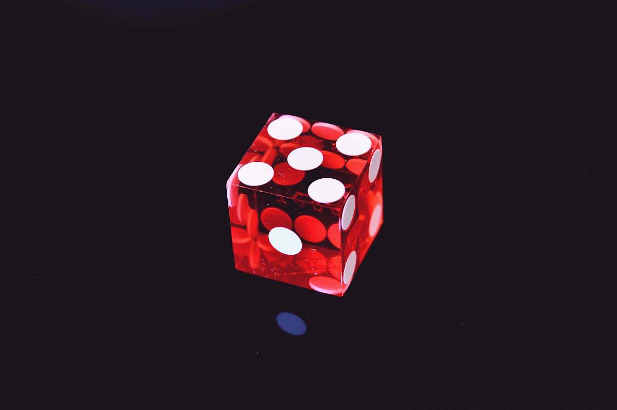 game 6-sided die displaying 5 sweden