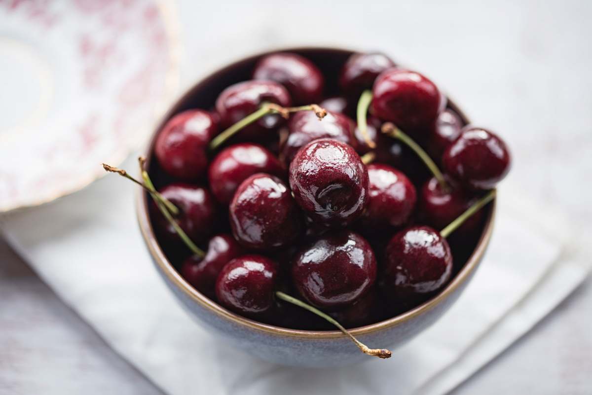 fruit close-up photography of cherry fruits cherry