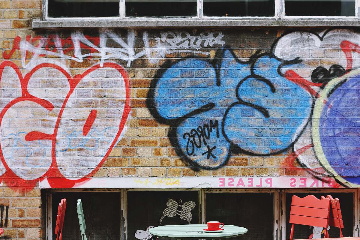 shoreditch blue and red painted wall brick