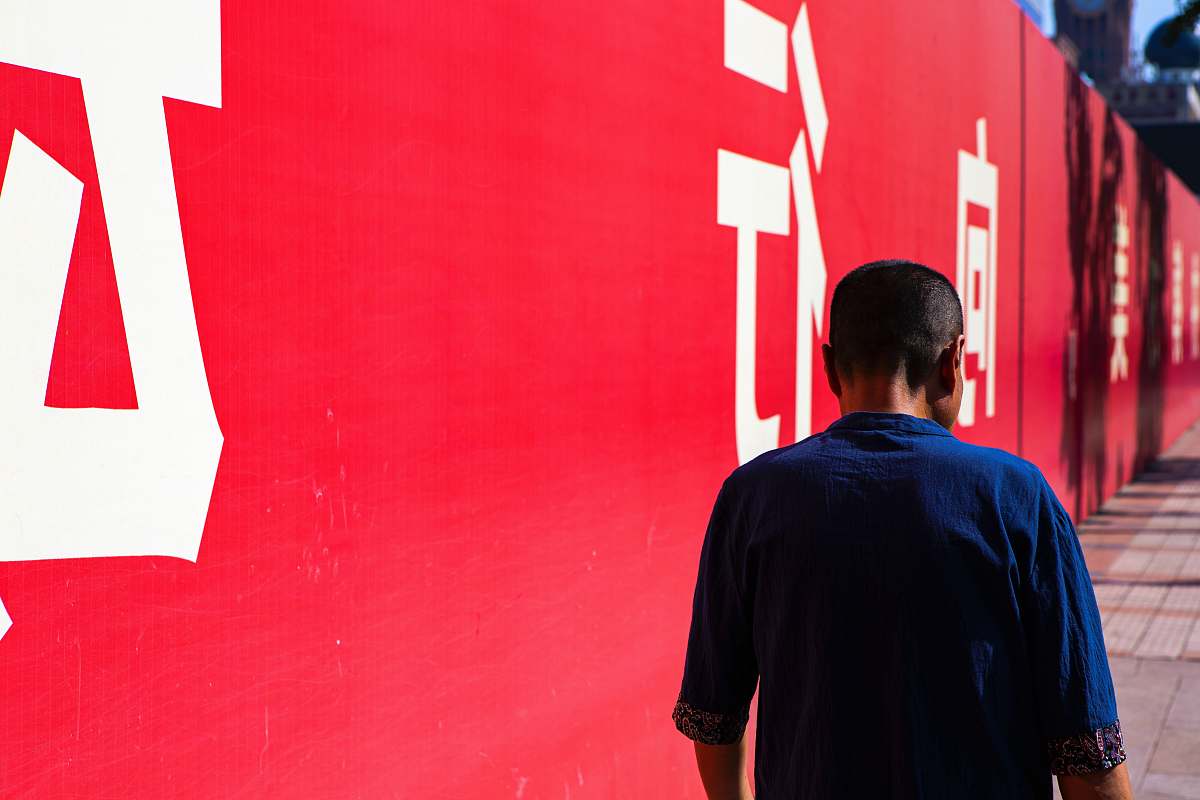 person shallow focus photo of person in navy-blue T-shirt beijing