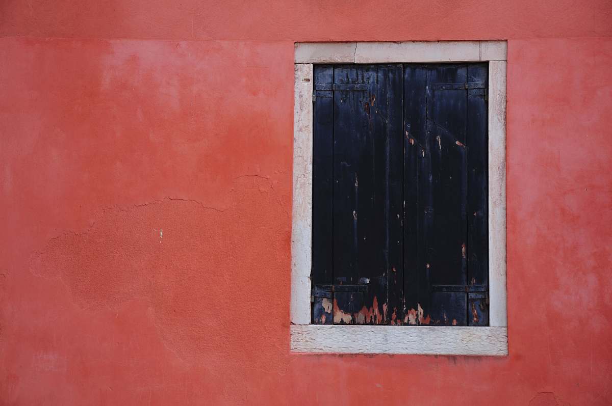 venice black and white window red