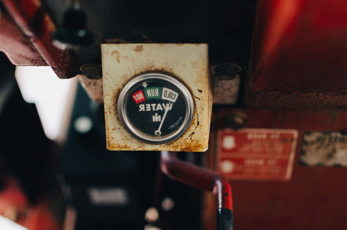 gauge selective focus photography of white water gauge machinery