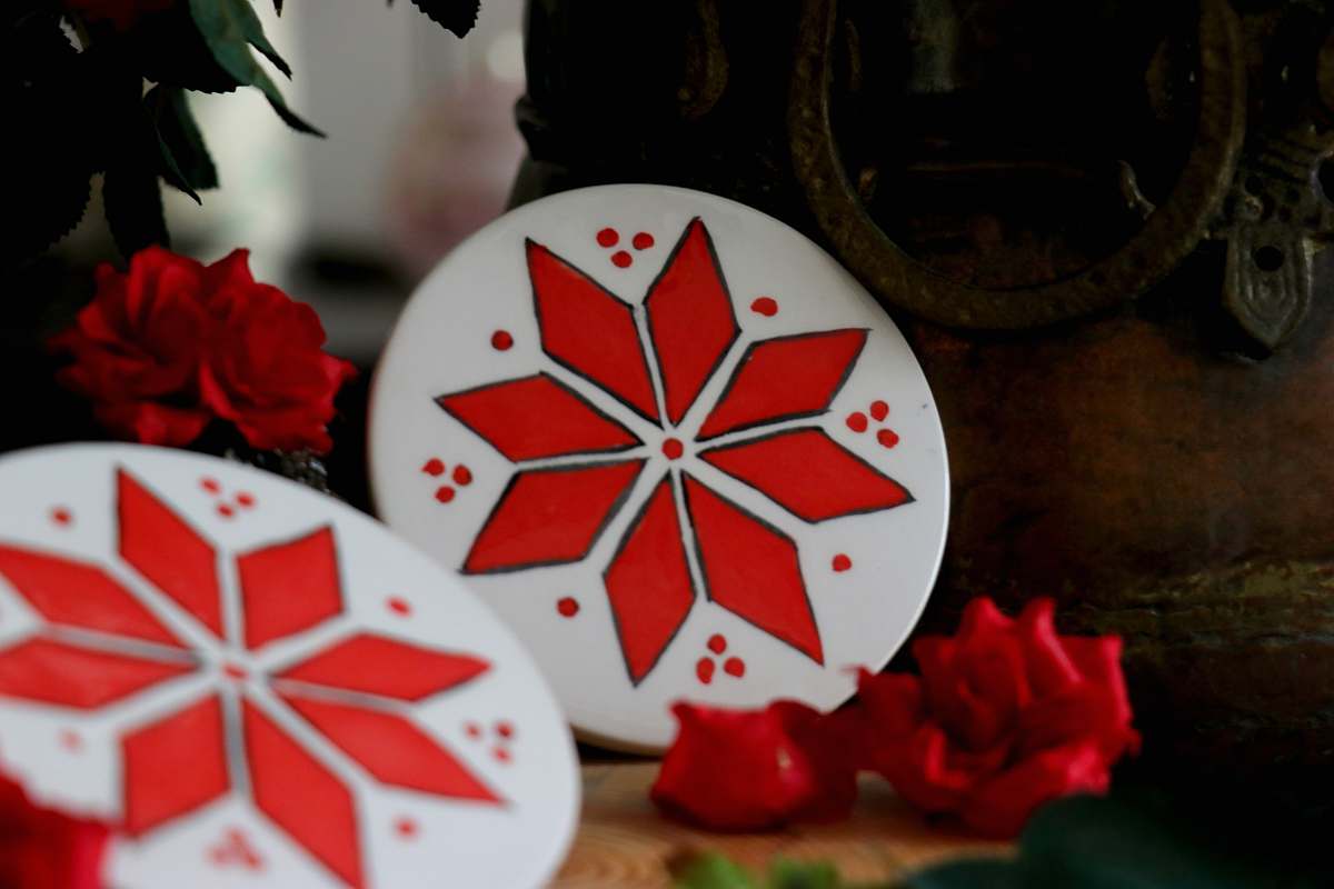 blossom red and white flower pin-back button flower