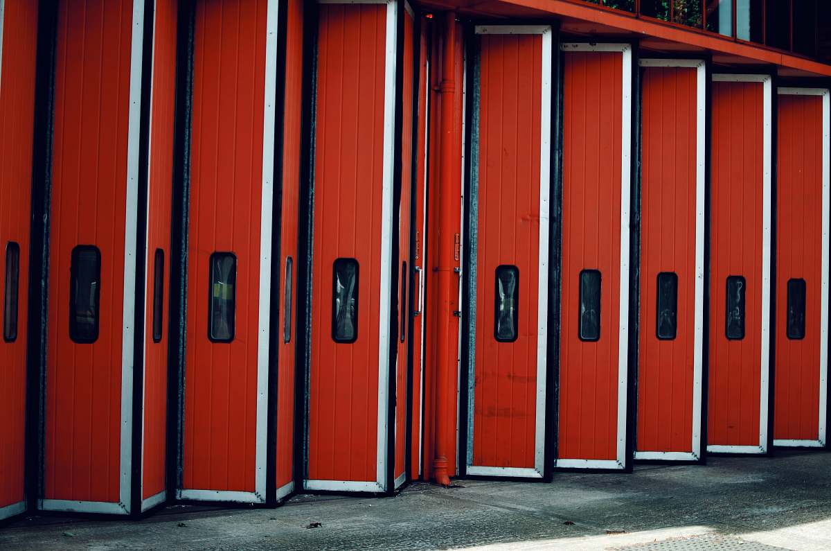 london selective color red and black wall door