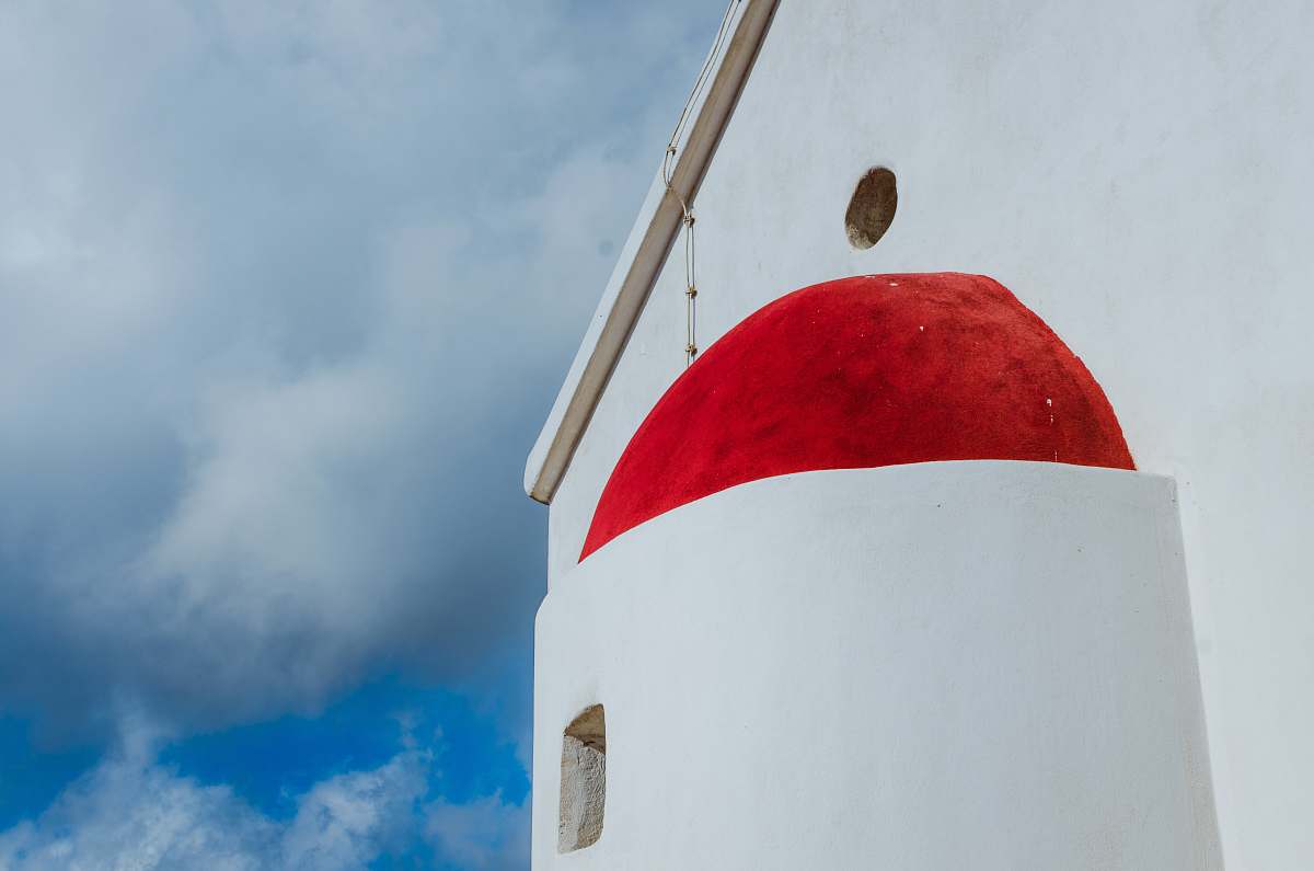 sky white and red landmark structure beacon