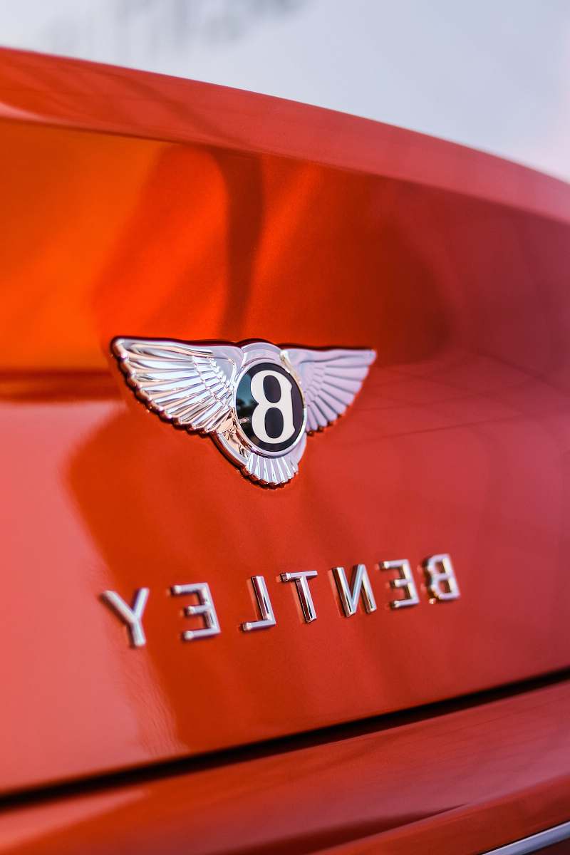 logo red Bently vehicle trademark