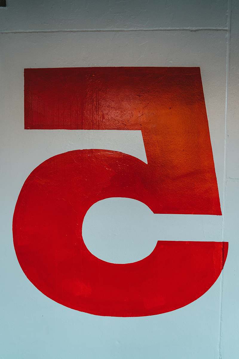 text red number "5" sign number