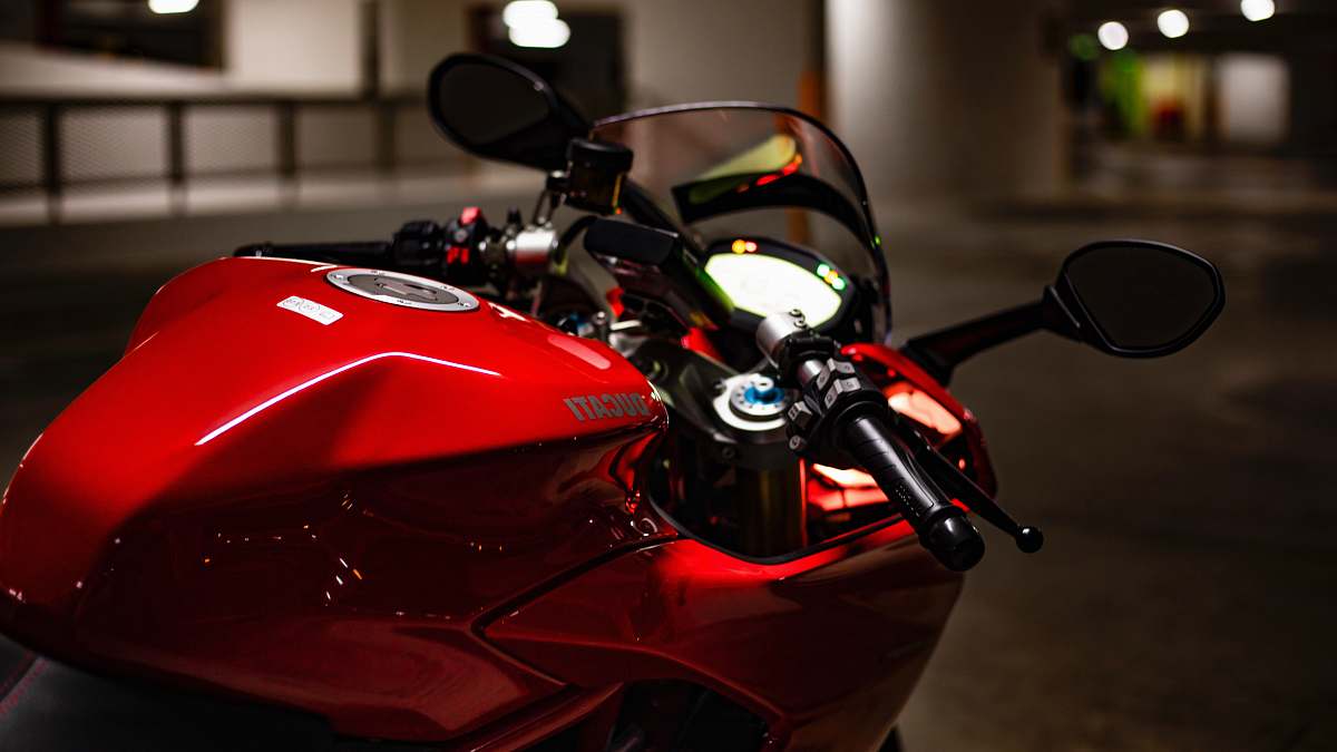 vehicle closeup photography of sports bike on street motorcycle