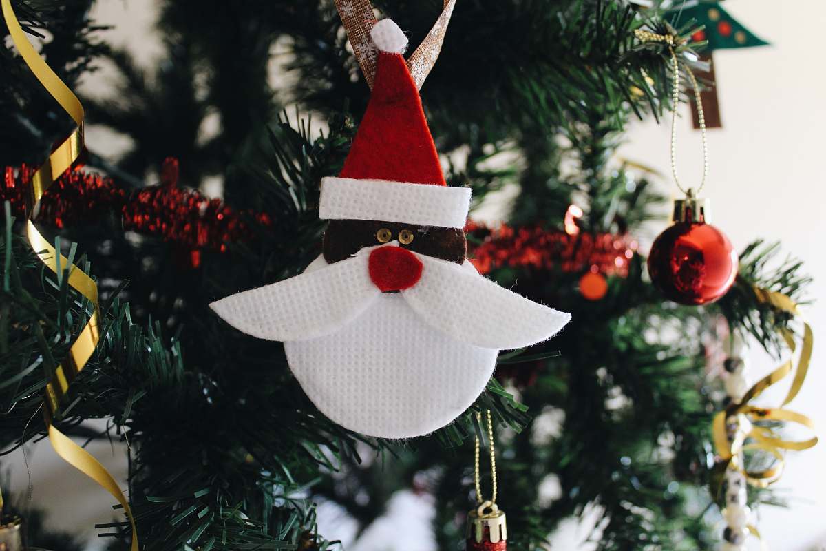flora white and red Santa Claus head Christmas bauble abies