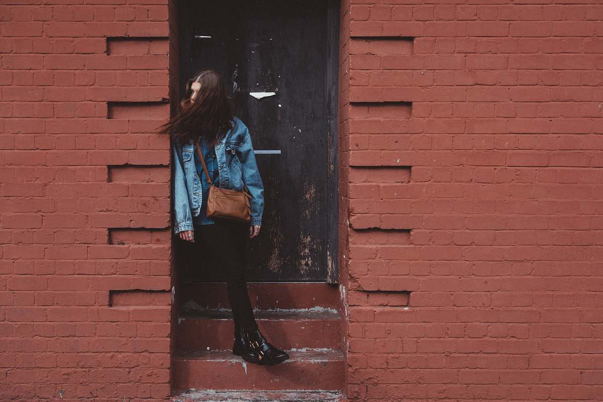 london person linning brown wall lady