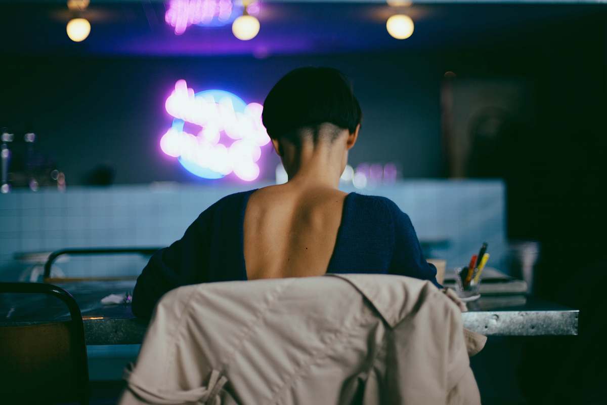 people selective focus photography ofg woman sitting on chair human