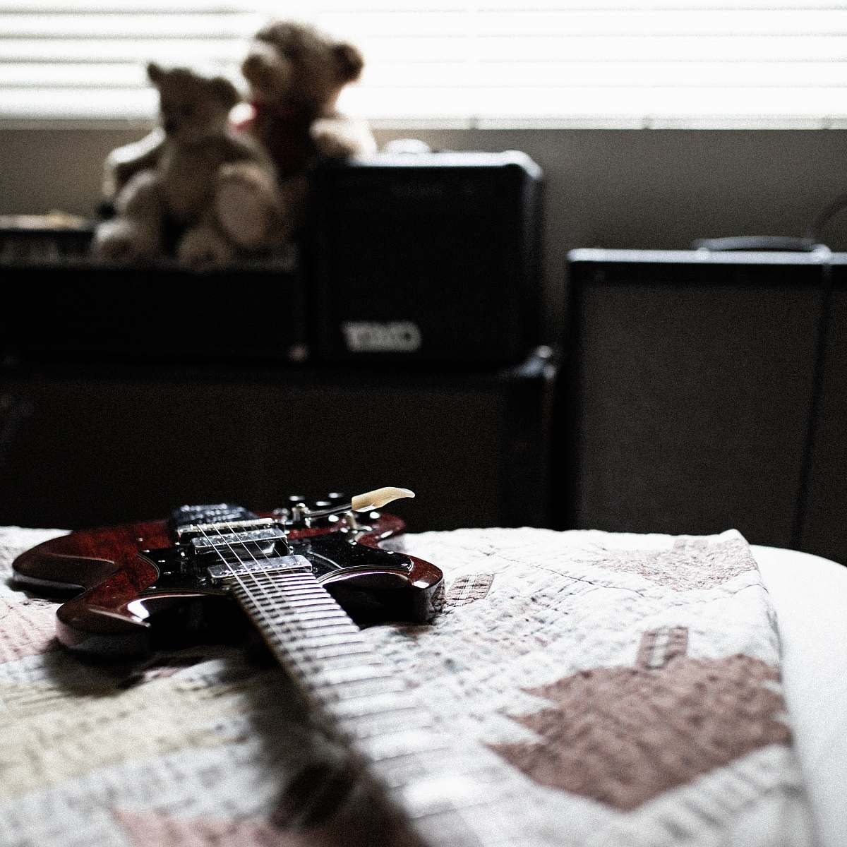 guitar  bed
