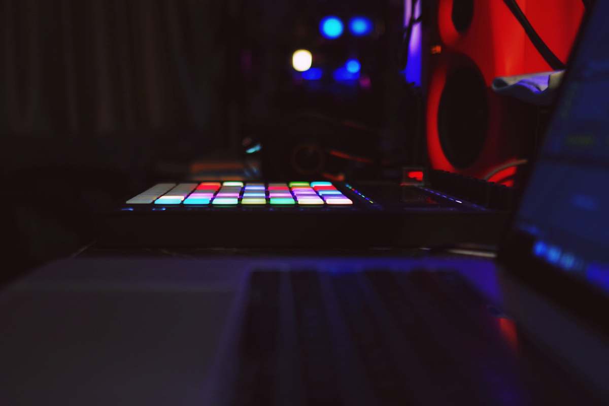 light black and red audio mixer live push 2