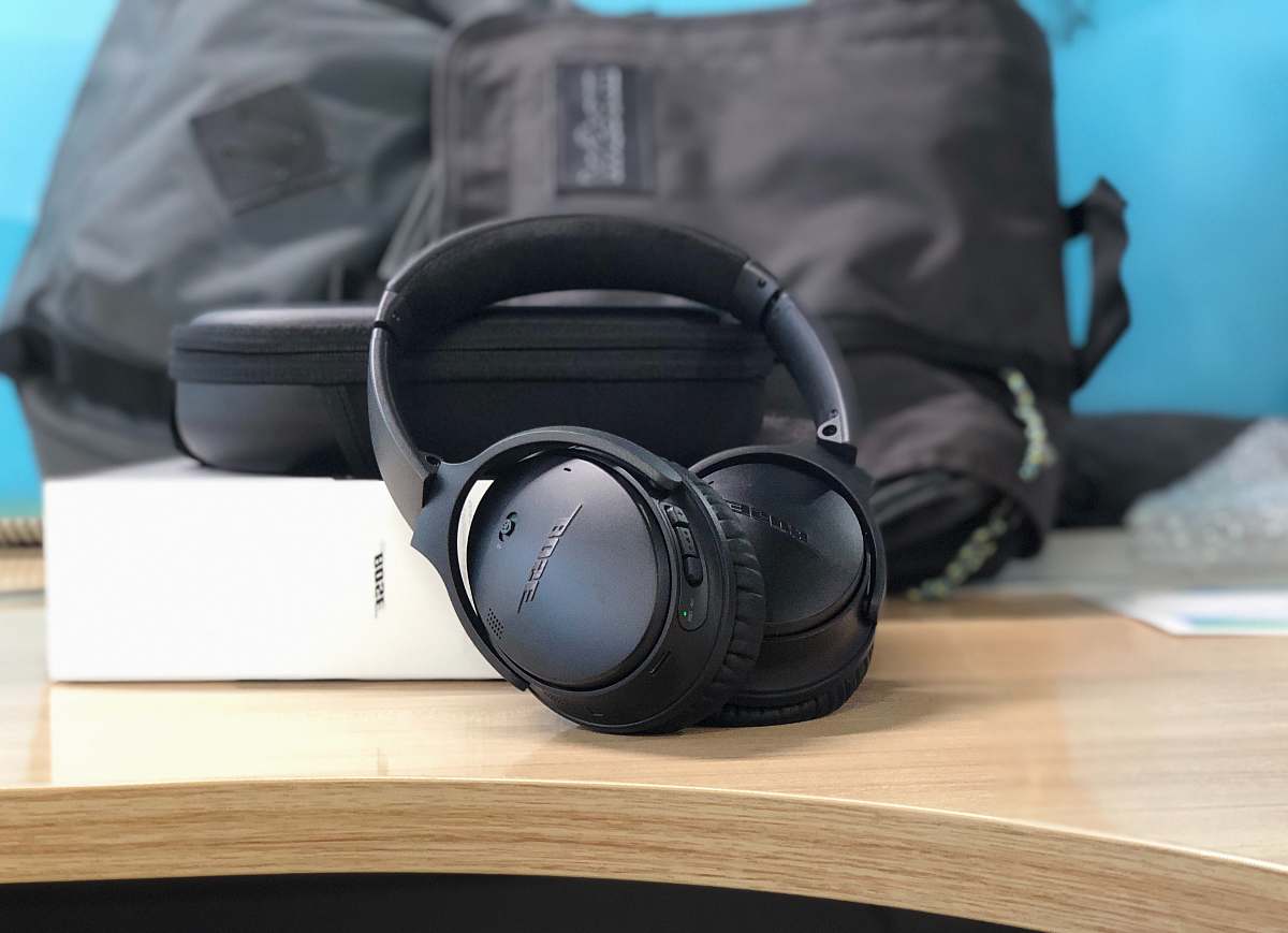headphones black Bose cordless headphones with box headset