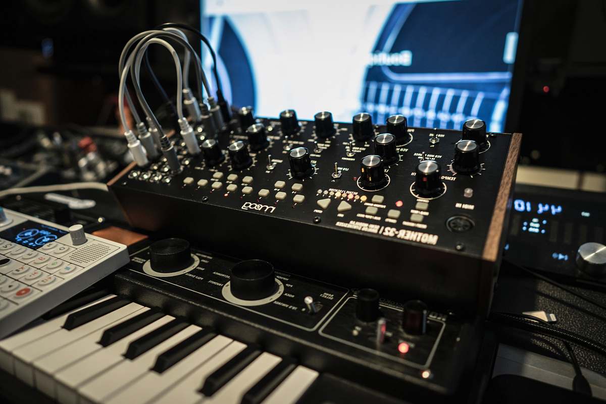 keyboard selective focus of audio mixer and electronic keyboard console