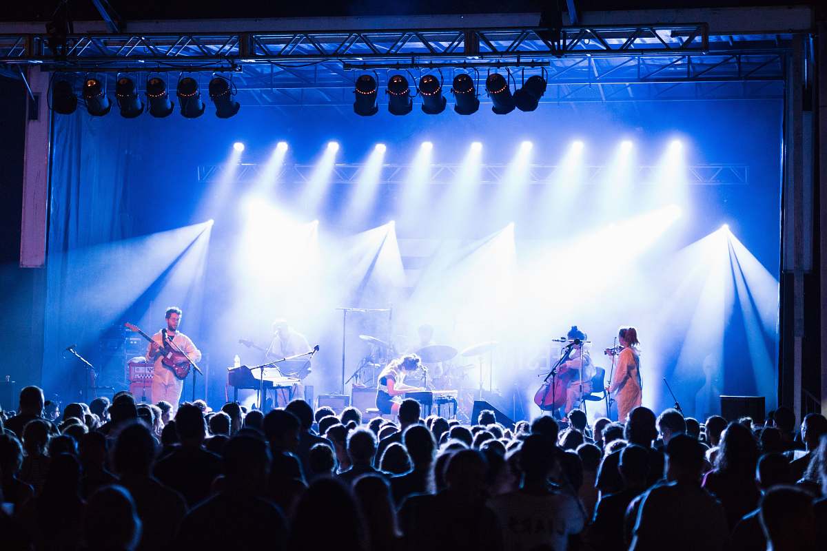 stage  crowd